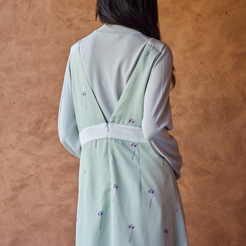 後ろファスナー仕様