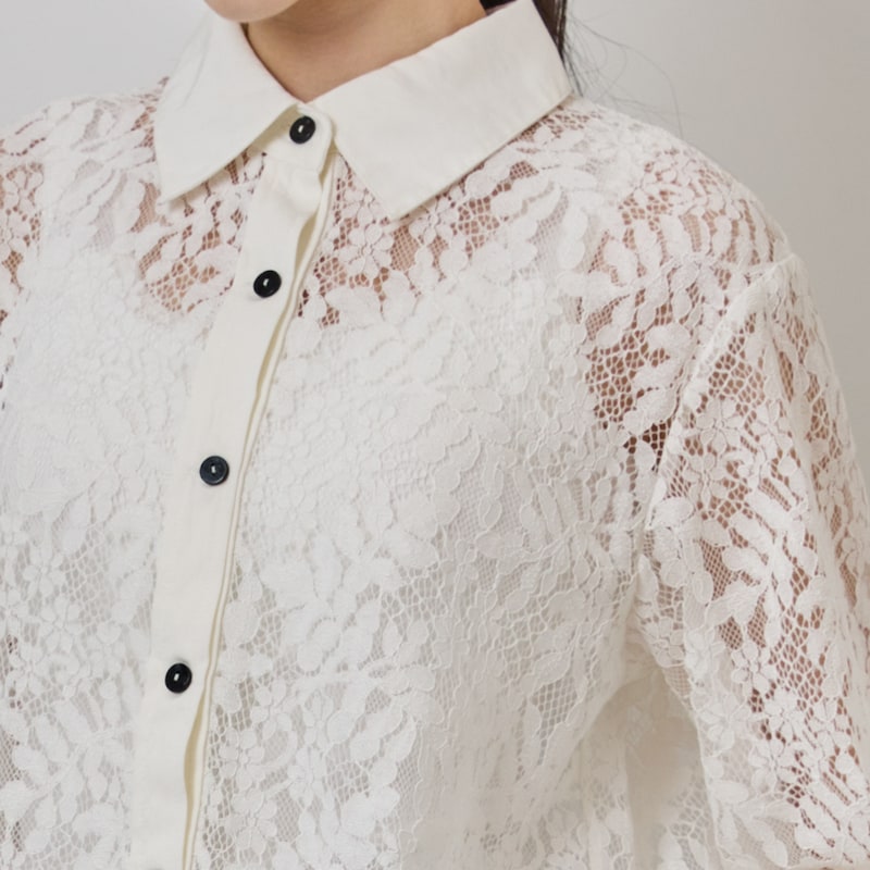 インナーとのレイヤードが楽しめるシースルーデザイン