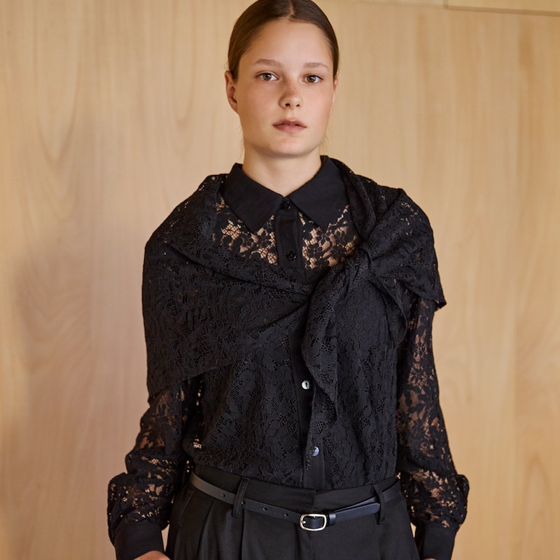 セットアイテムのスカーフを肩にかけて