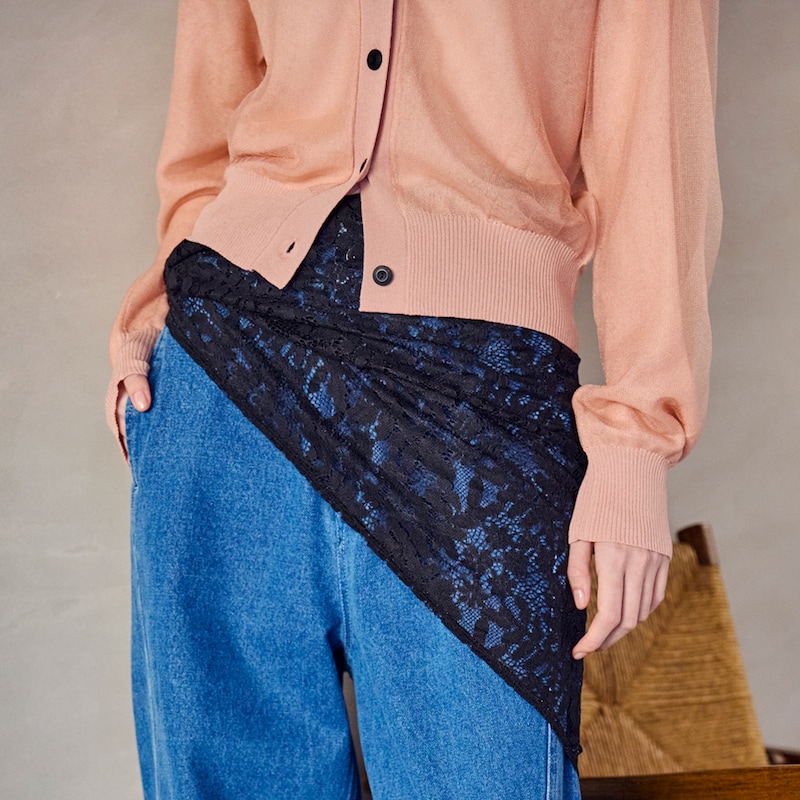 スカーフは腰に巻く・肩にかけるなど、アレンジ自在