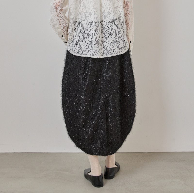 光沢感のあるフリンジ素材を使用し、動くたびに華やかな表情に