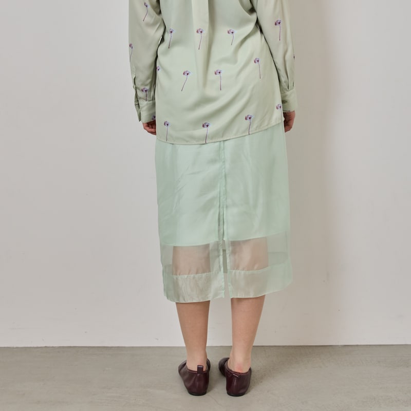 後ろにスリット入りで歩きやすく、足さばきも快適
