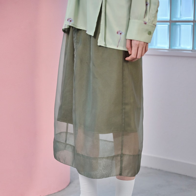 サテン生地の上にオーガンジーを重ねたレイヤードスカート