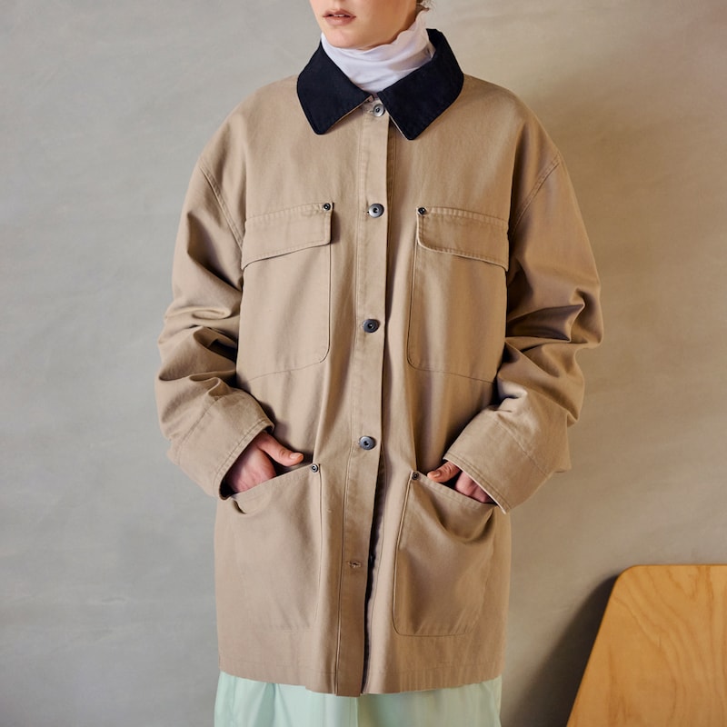 襟のバイカラーデザインが今季らしいアクセントに