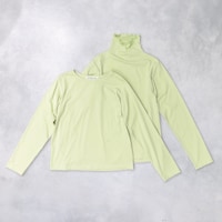 ハイネックとクルーネックの2タイプ展開。重ねても単品でも使える万能デザイン