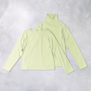 ハイネックとクルーネックの2タイプ展開。重ねても単品でも使える万能デザイン