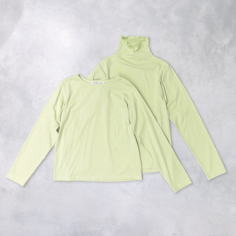 ハイネックとクルーネックの2タイプ展開。重ねても単品でも使える万能デザイン