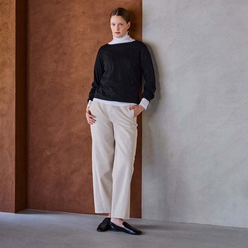 ホワイトとブラックを重ね着しています