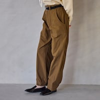 裾にカーブをつけたバレルシルエット