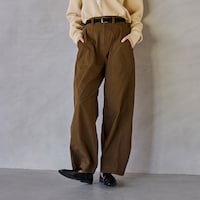 裾にカーブをつけたバレルシルエット