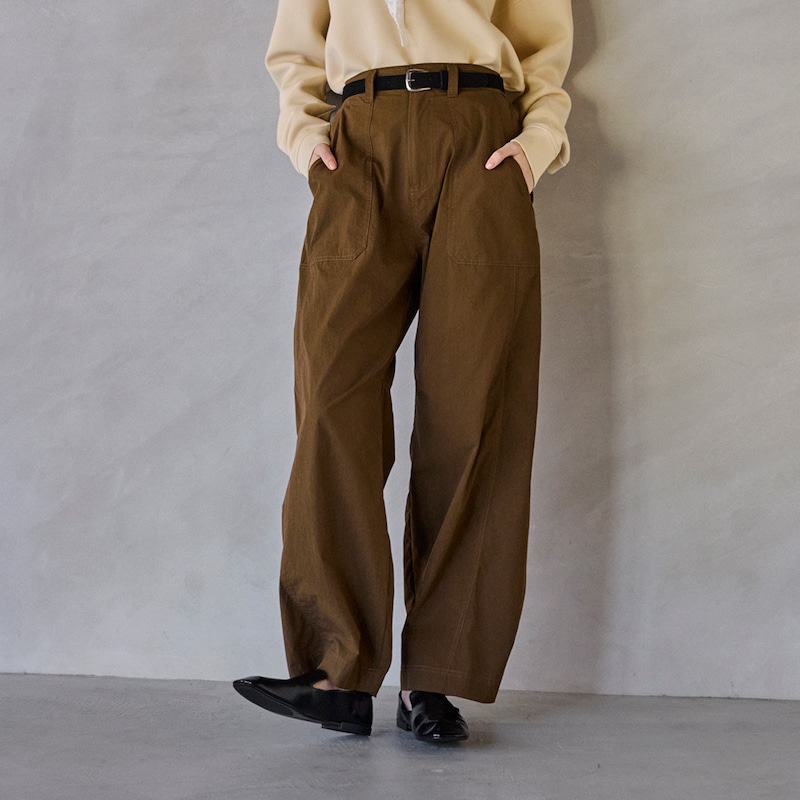 裾にカーブをつけたバレルシルエット