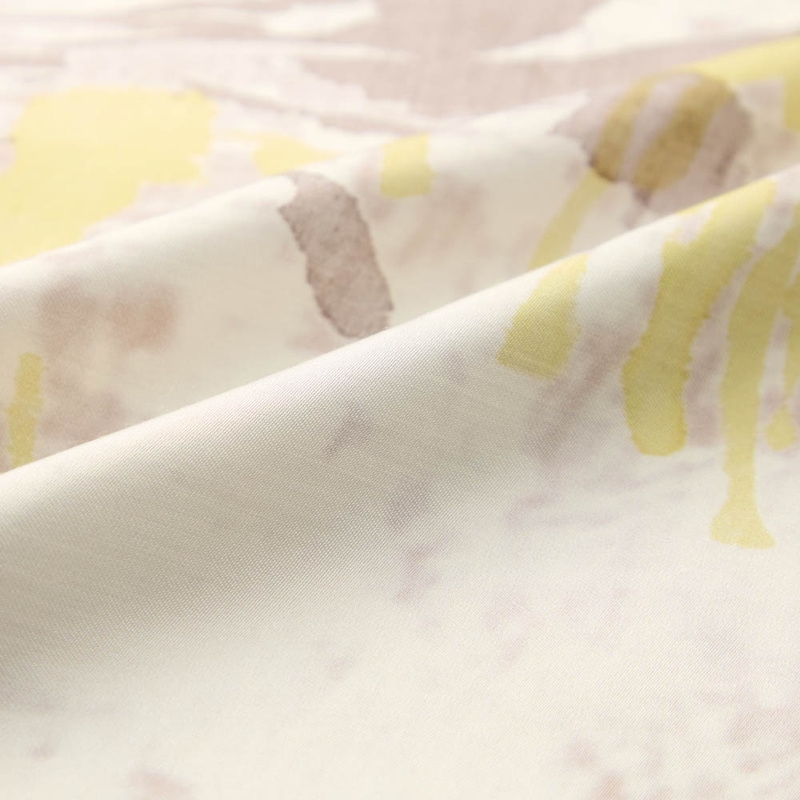 美しいドレープと光沢が魅力のサテン生地