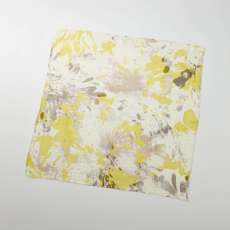 水彩画のようなアートな花柄をのせた大判デザイン