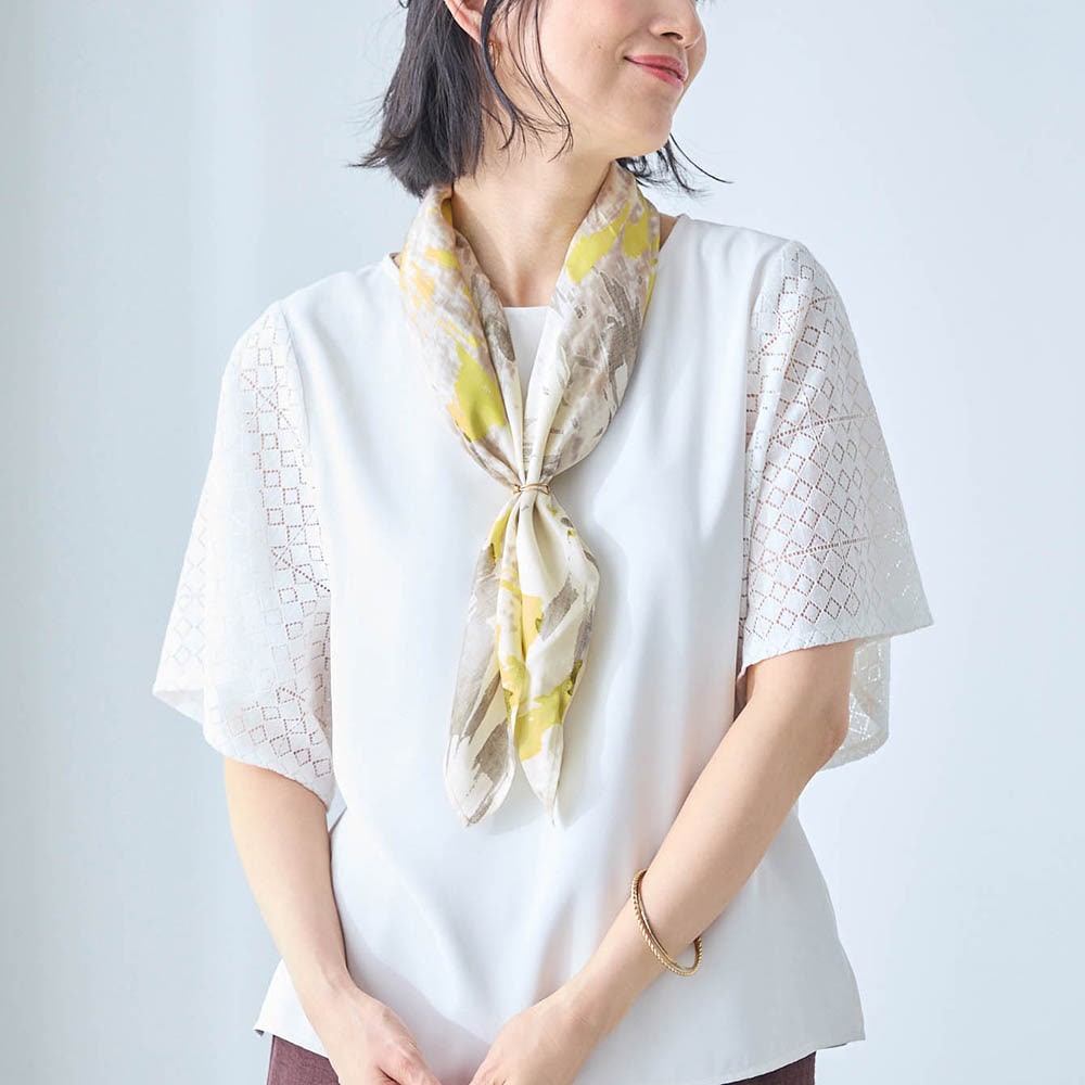 首に巻くと顔まわりを華やかに
