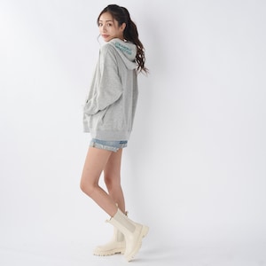 グレー