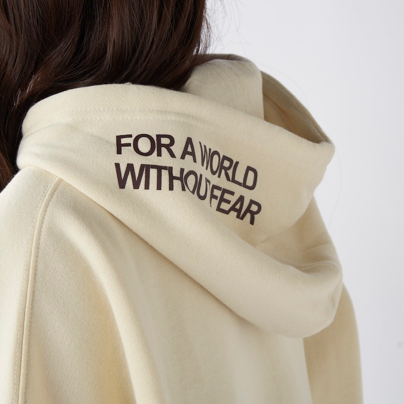 フードにメッセージロゴ入り