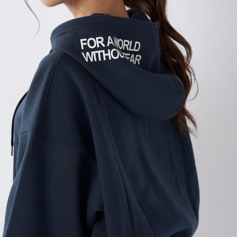 フードにメッセージロゴ入り