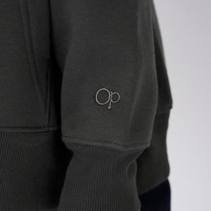 袖口に「ＯＰ」の刺繍ロゴあり