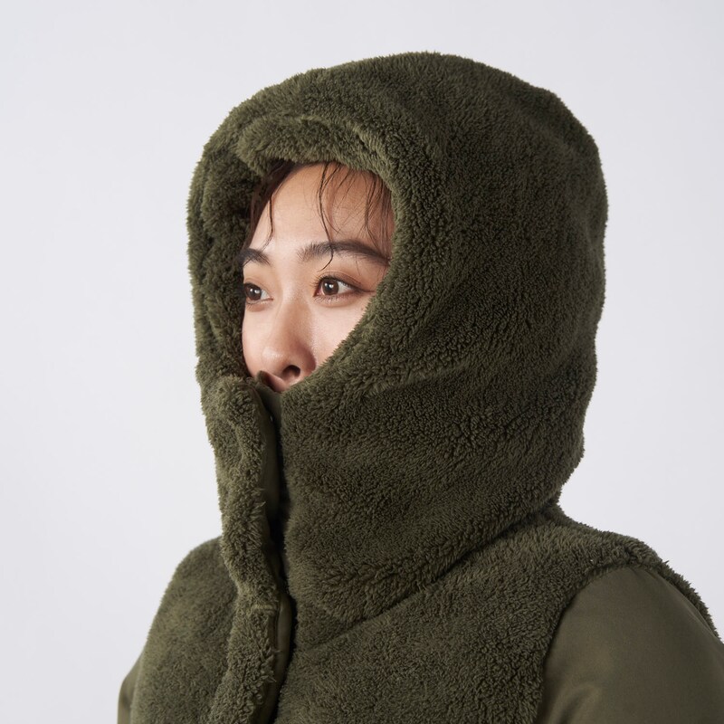 顔がすっぽり隠れるフード付き
