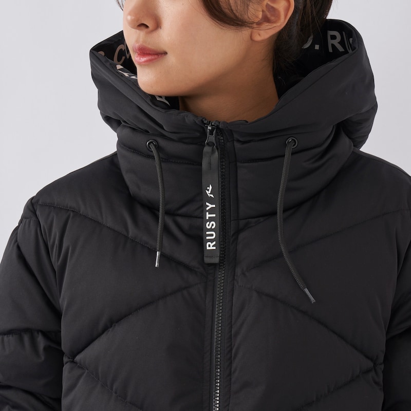 スタンドカラーで防寒効果