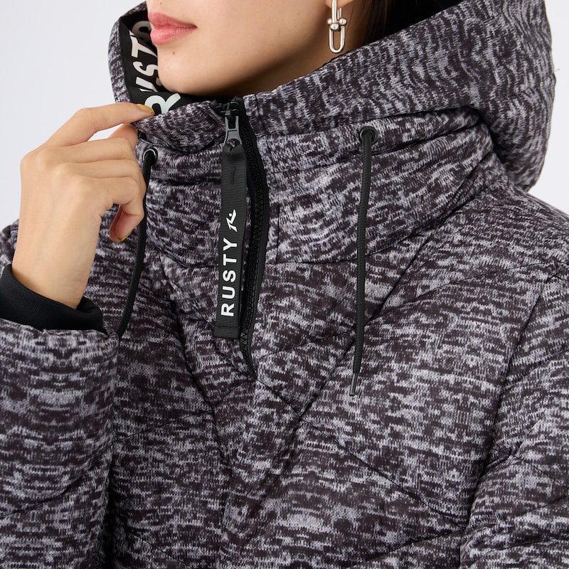 スタンドカラーで防寒効果