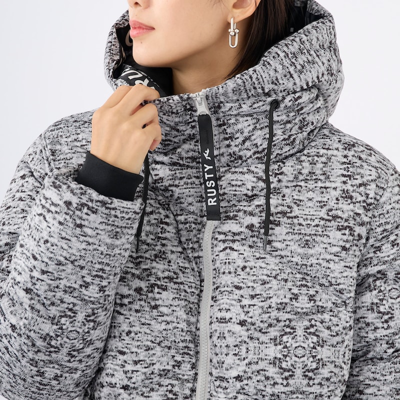 スタンドカラーで防寒効果