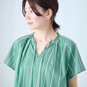 Vネックと襟元のリボンで顔まわりスッキリ見せ