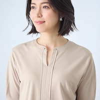 立体感のある中央のタック使いと、襟元の飾りボタンで一枚で着映えするデザイン