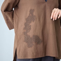 右のみに配した刺繍は、光の加減で見え隠れする立体感のある仕上がり