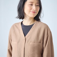 凛とした印象をもたらすVネック