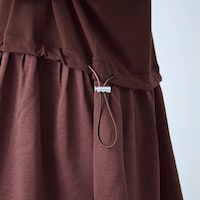 気分や合わせ次第でウエストの調節可能