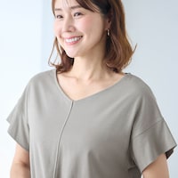 顔まわりをすっきり見せるVネック