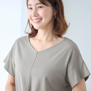 顔まわりをすっきり見せるVネック