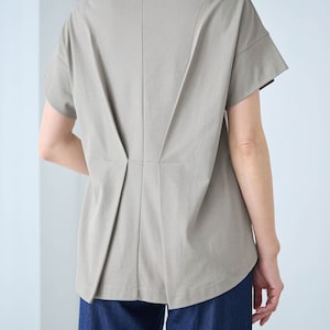 バックスタイルは立体的なタック使い