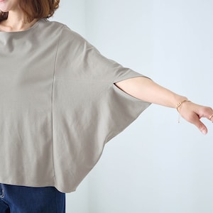 二の腕、お腹周り、ヒップ、気になる肘までもカバーしてくれるコクーンシルエット