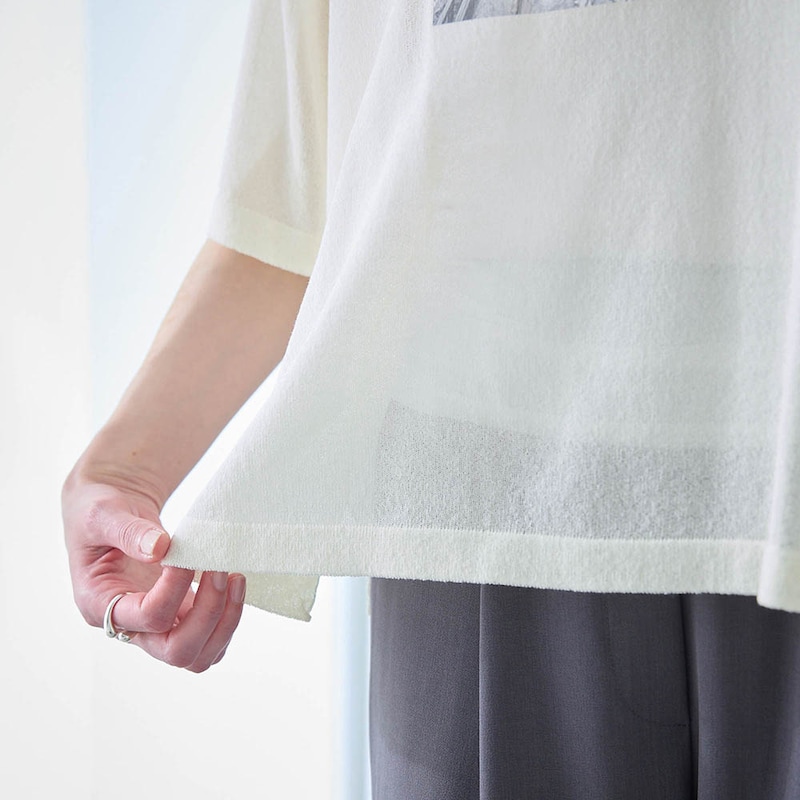 透け感のあるニット素材が軽やか