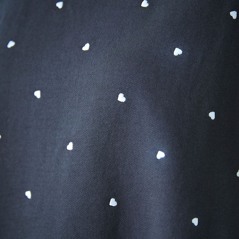 刺繍のプチハートで大人っぽさをキープ