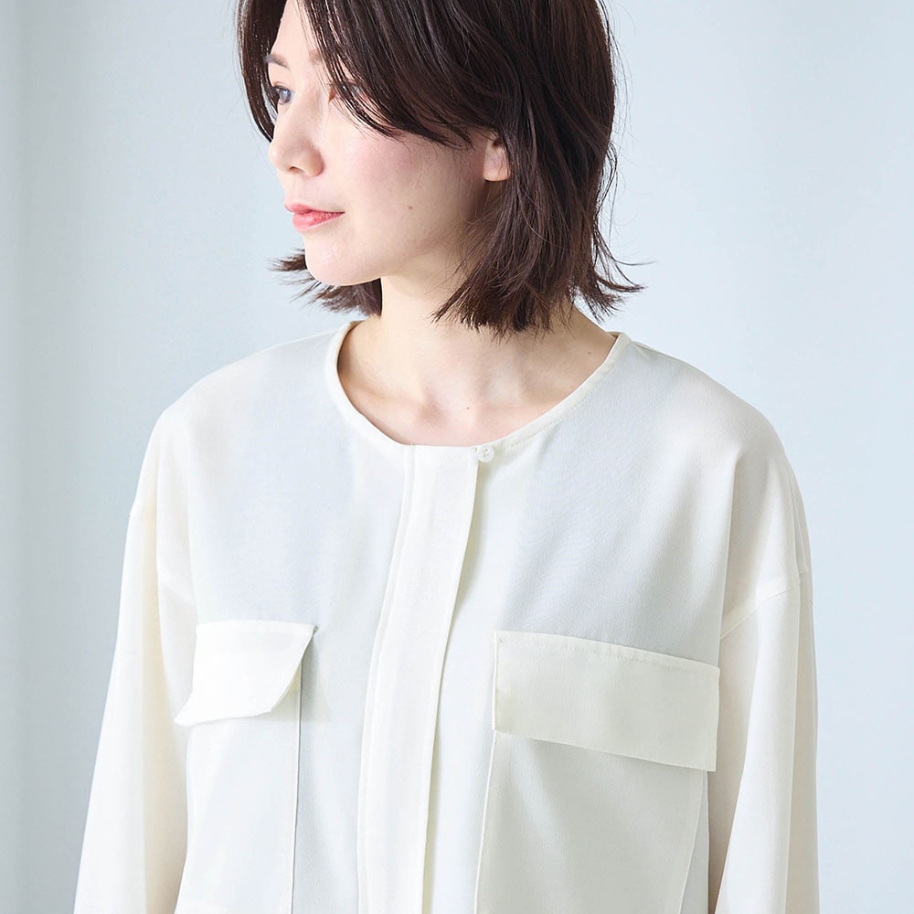 女性らしいノーカラー仕立て