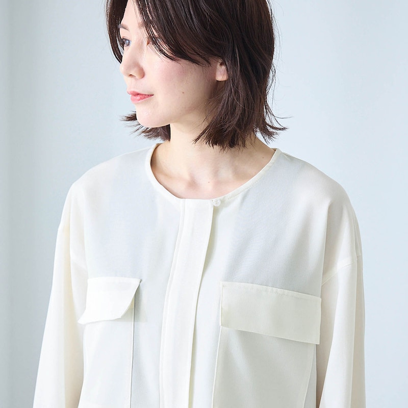 女性らしいノーカラー仕立て