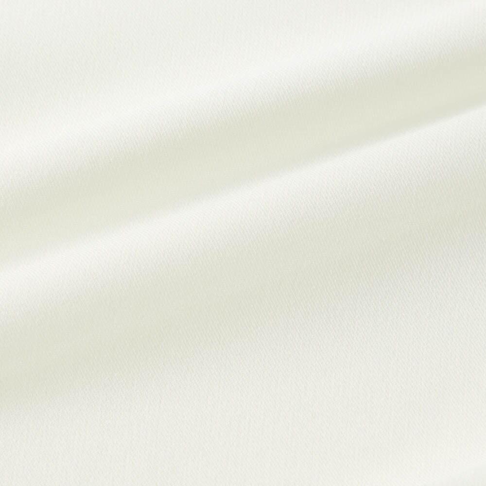 夏場も快適に着られる薄軽素材