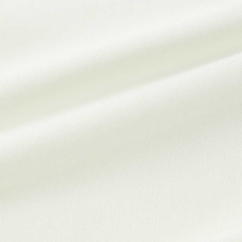 夏場も快適に着られる薄軽素材