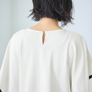 後ろ襟元ボタンはゴールド調でさりげないアクセント
