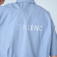 カジュアル度を高めるバックロゴ入り