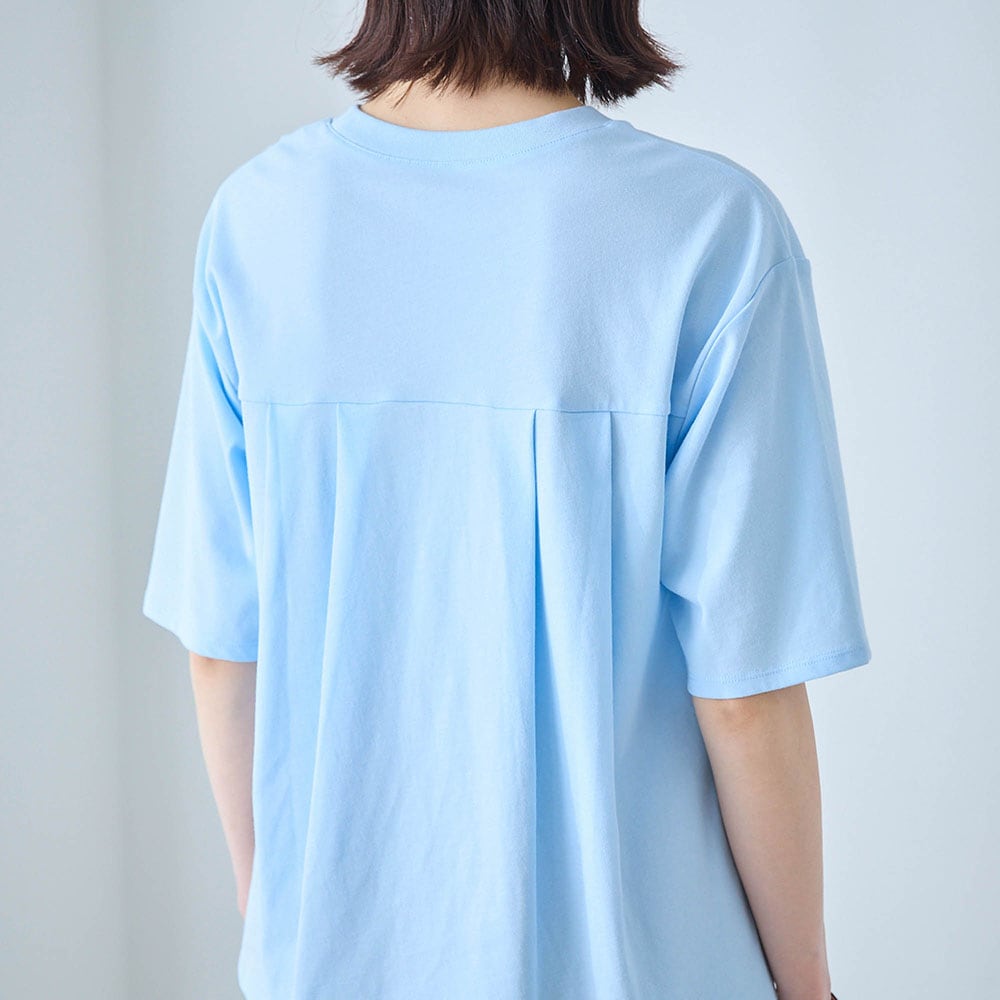 後ろにタックを施した、体型を拾いにくいフレアシルエット