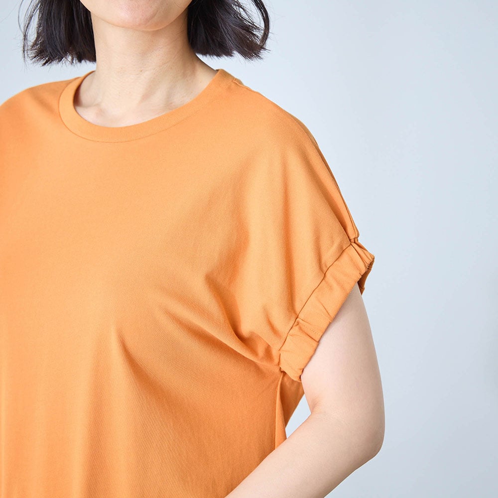 袖口にゴムを入れたギャザーがアクセント