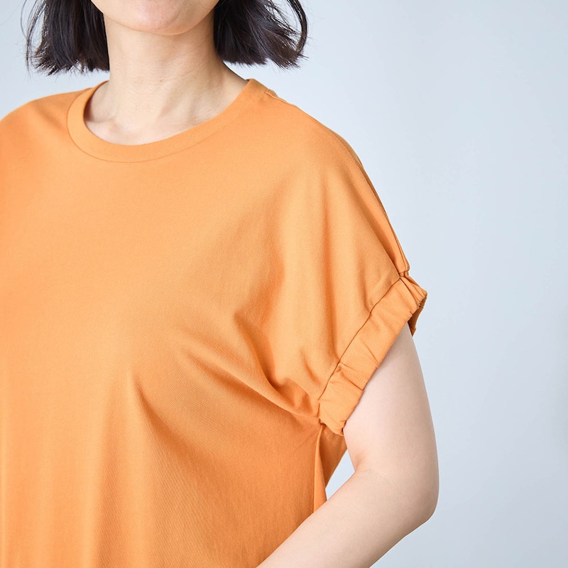 袖口にゴムを入れたギャザーがアクセント