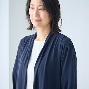 外出先や通勤時にサッと羽織れる着流しデザイン