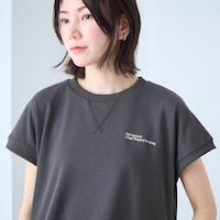 襟元刺繍ロゴがアクセントに