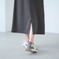 裾スリット入りで脚さばきも軽快