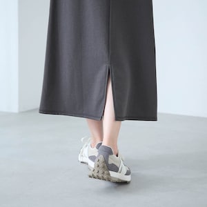 裾スリット入りで脚さばきも軽快